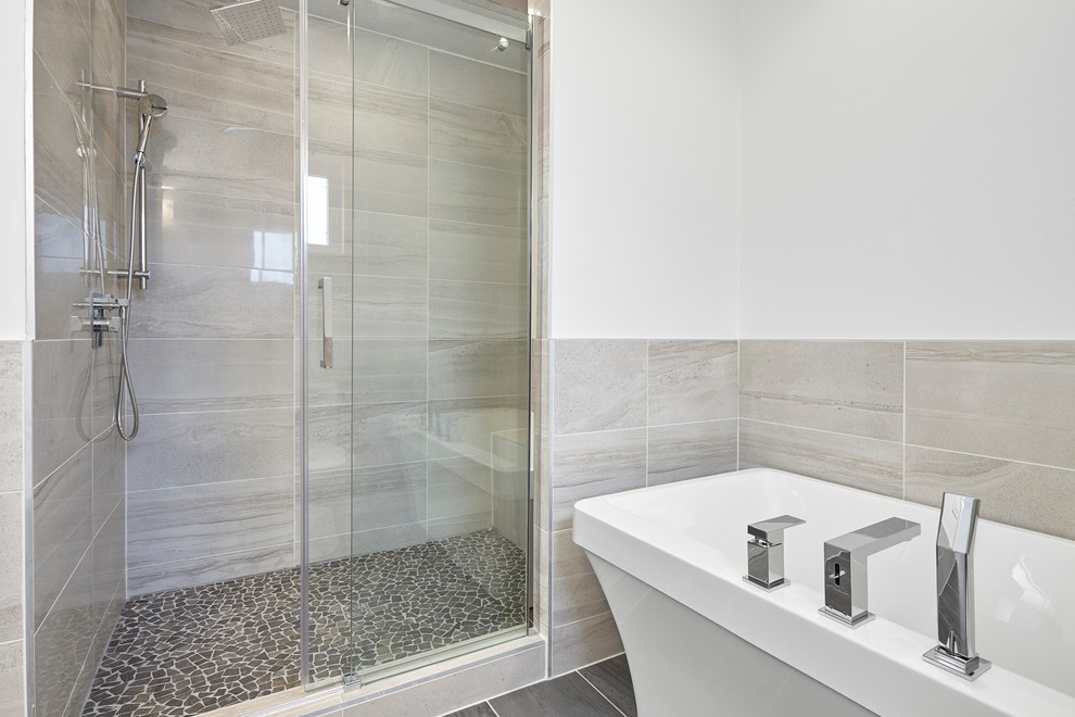 Idee per una grande stanza da bagno padronale minimalista con ante lisce, ante grigie, vasca da incasso, doccia doppia, WC monopezzo, piastrelle grigie, piastrelle in gres porcellanato, pareti bianche e pavimento in gres porcellanato