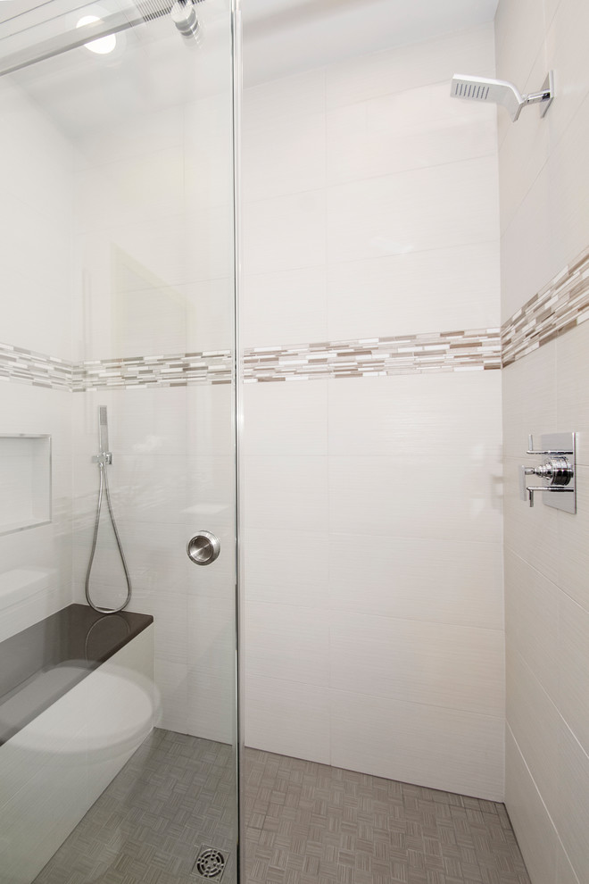 Exempel på ett mellanstort modernt en-suite badrum, med beige väggar, klinkergolv i porslin, beiget golv, släta luckor, vita skåp, en dubbeldusch, en toalettstol med hel cisternkåpa, vit kakel, porslinskakel, ett undermonterad handfat, bänkskiva i kvarts och dusch med skjutdörr