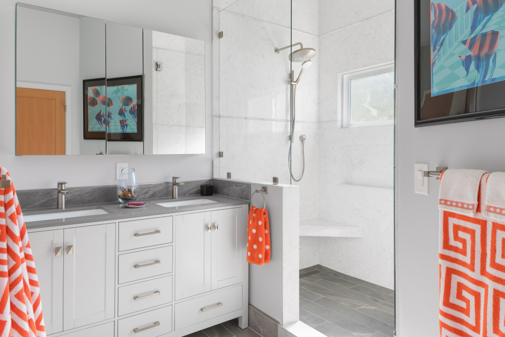 Klassisk inredning av ett mellanstort grå grått en-suite badrum, med skåp i shakerstil, vita skåp, en dusch i en alkov, en toalettstol med separat cisternkåpa, vit kakel, stenhäll, vita väggar, klinkergolv i porslin, ett undermonterad handfat, bänkskiva i kvarts, grått golv och dusch med gångjärnsdörr