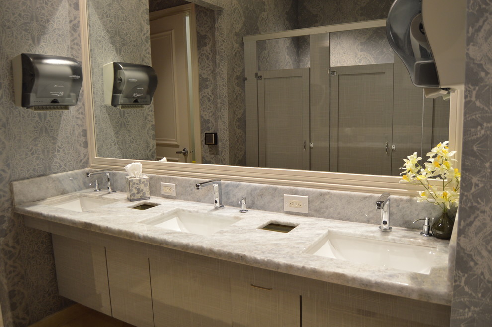 Diseño de cuarto de baño actual con armarios con paneles lisos, puertas de armario grises, baldosas y/o azulejos beige, lavabo bajoencimera y encimera de cuarcita