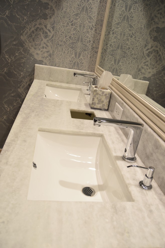 Стильный дизайн: ванная комната в современном стиле с плоскими фасадами, серыми фасадами, бежевой плиткой, врезной раковиной и столешницей из кварцита - последний тренд