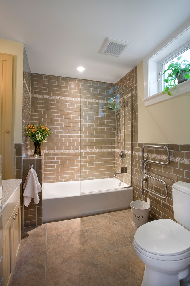 Immagine di una stanza da bagno contemporanea con vasca/doccia
