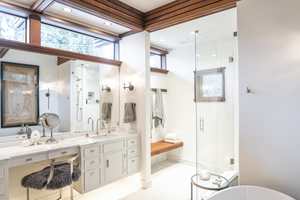 Modelo de cuarto de baño principal retro con armarios con paneles empotrados, puertas de armario blancas, paredes blancas, lavabo bajoencimera, suelo blanco y encimeras blancas