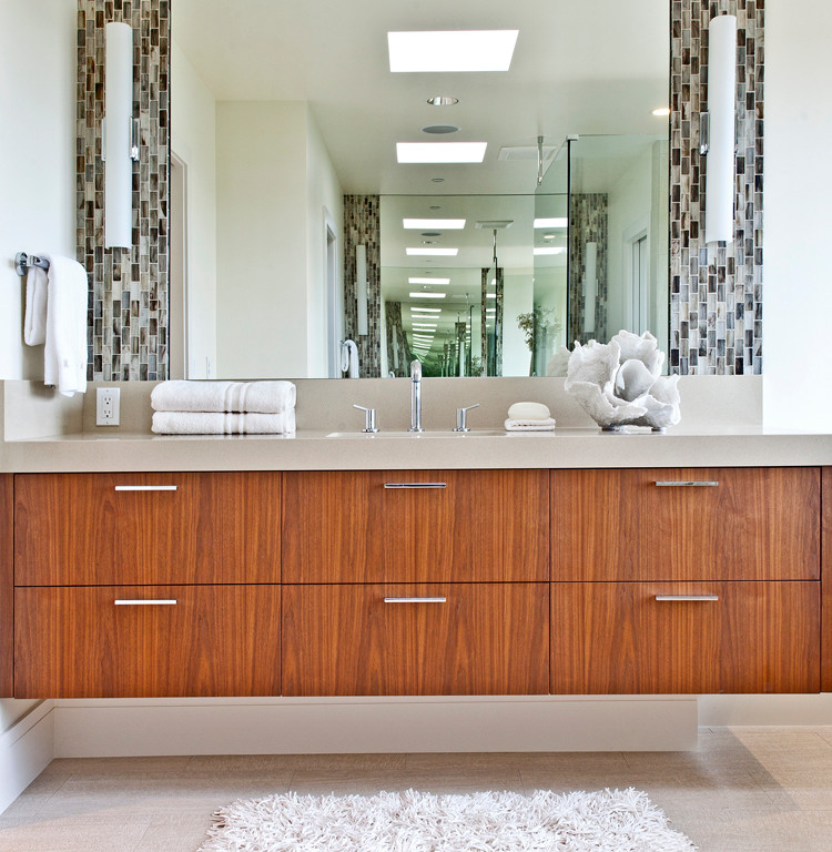 Modernes Badezimmer mit flächenbündigen Schrankfronten, hellbraunen Holzschränken, schwarz-weißen Fliesen und grauem Boden in Seattle
