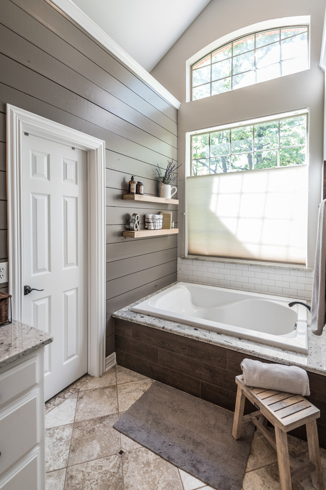 Inspiration för ett mellanstort lantligt en-suite badrum, med luckor med upphöjd panel, vita skåp, ett platsbyggt badkar, en dusch i en alkov, grå kakel, keramikplattor, grå väggar, travertin golv, ett undermonterad handfat, granitbänkskiva, beiget golv och dusch med gångjärnsdörr
