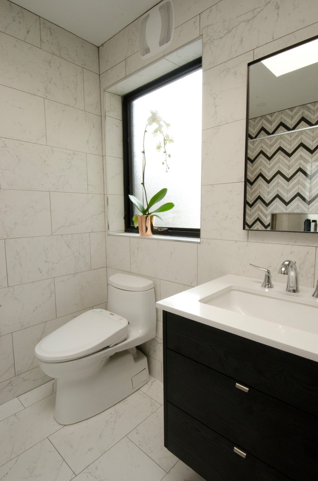 Inspiration för stora moderna vitt en-suite badrum, med släta luckor, bruna skåp, ett badkar i en alkov, en dusch/badkar-kombination, en bidé, grå kakel, porslinskakel, grå väggar, klinkergolv i porslin, ett integrerad handfat, bänkskiva i kvarts, grått golv och dusch med duschdraperi