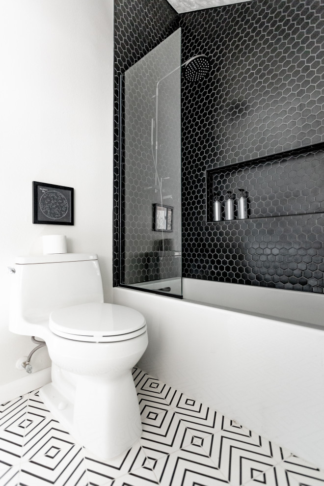Свежая идея для дизайна: ванная комната в стиле кантри с ванной в нише, унитазом-моноблоком, черной плиткой, плиткой мозаикой, белыми стенами, разноцветным полом, открытым душем, нишей и сводчатым потолком - отличное фото интерьера