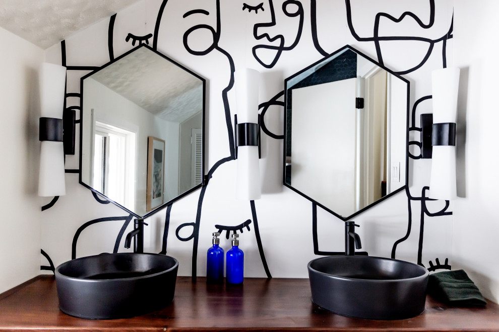 Esempio di una stanza da bagno boho chic con pareti bianche, lavabo a bacinella, top in legno, top marrone, due lavabi e carta da parati