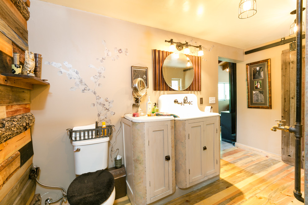 Bild på ett litet rustikt en-suite badrum, med skåp i shakerstil, skåp i slitet trä, ett fristående badkar, en dusch i en alkov, en toalettstol med separat cisternkåpa, beige väggar, mellanmörkt trägolv och ett nedsänkt handfat