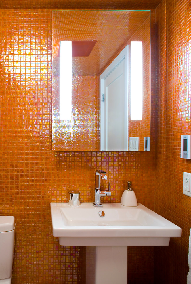 Свежая идея для дизайна: большая ванная комната в современном стиле с раковиной с пьедесталом, унитазом-моноблоком, оранжевой плиткой, оранжевыми стенами, полом из керамогранита и душевой кабиной - отличное фото интерьера