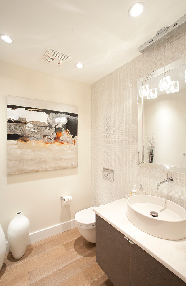 バンクーバーにあるコンテンポラリースタイルのおしゃれな浴室 (ベッセル式洗面器、フラットパネル扉のキャビネット、濃色木目調キャビネット、白いタイル、モザイクタイル、ベージュの壁、無垢フローリング) の写真