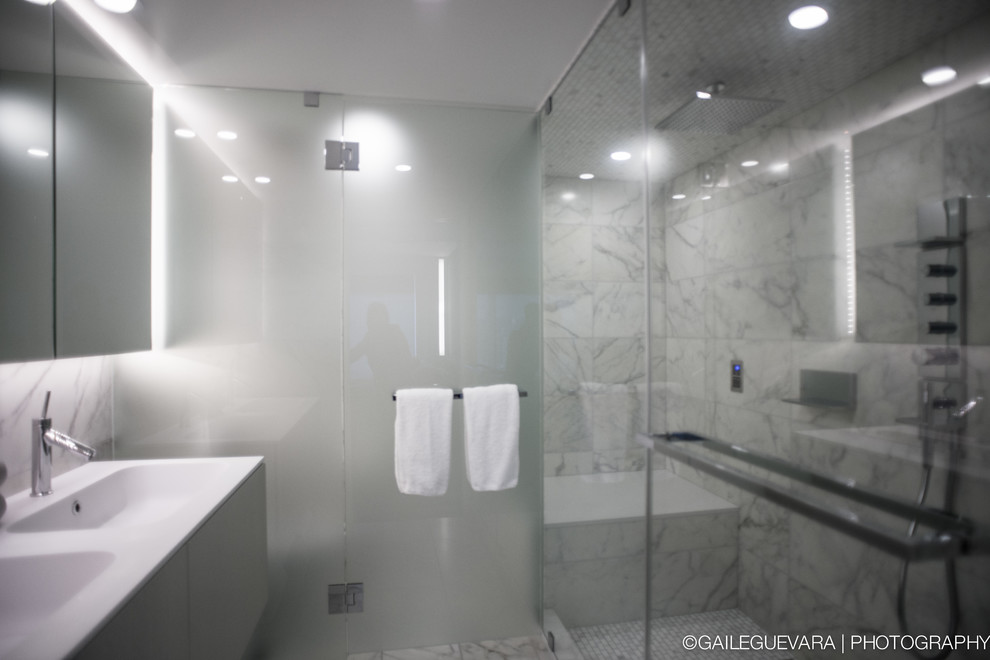 バンクーバーにあるコンテンポラリースタイルのおしゃれな浴室の写真