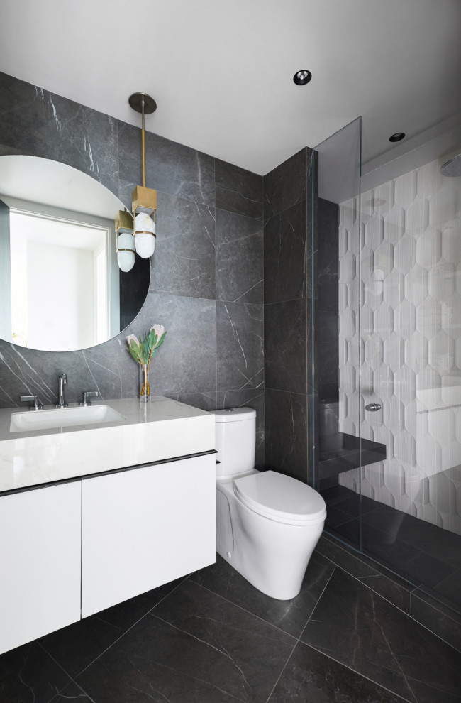 Immagine di una stanza da bagno minimal con ante lisce, ante bianche, doccia alcova, piastrelle grigie, lavabo sottopiano, pavimento grigio e top bianco