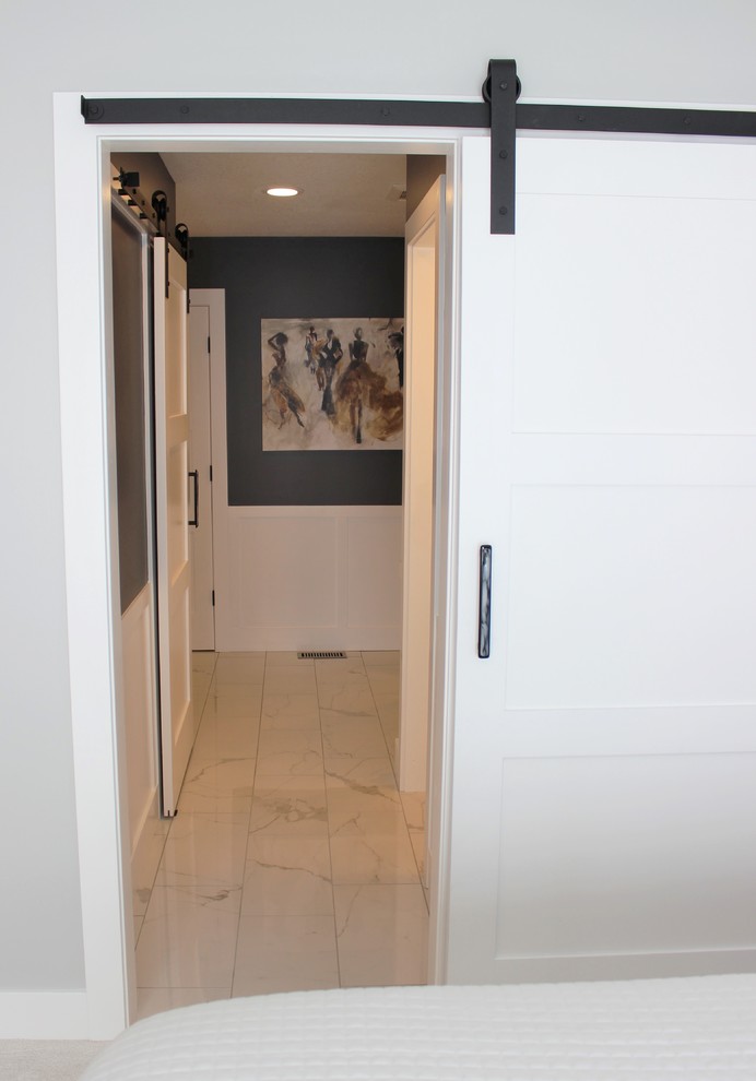 Bild på ett mellanstort vintage en-suite badrum, med släta luckor, vita skåp, en dusch i en alkov, vit kakel, keramikplattor, grå väggar, marmorgolv, ett undermonterad handfat, bänkskiva i kvarts, vitt golv och dusch med duschdraperi