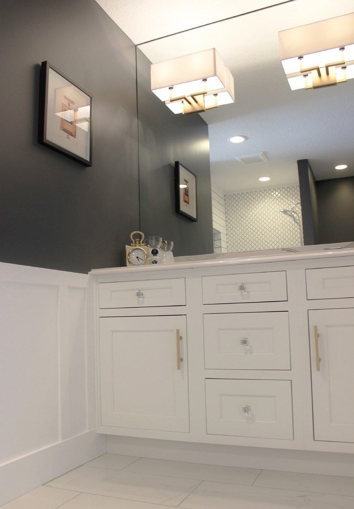 Идея дизайна: главная ванная комната среднего размера в стиле неоклассика (современная классика) с плоскими фасадами, белыми фасадами, душем в нише, белой плиткой, керамической плиткой, серыми стенами, мраморным полом, врезной раковиной, столешницей из искусственного кварца, белым полом и шторкой для ванной