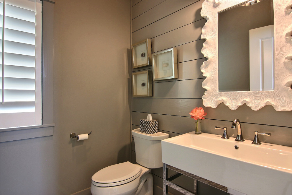 Foto på ett mellanstort maritimt badrum med dusch, med en toalettstol med hel cisternkåpa, grå väggar, mellanmörkt trägolv, ett integrerad handfat och brunt golv