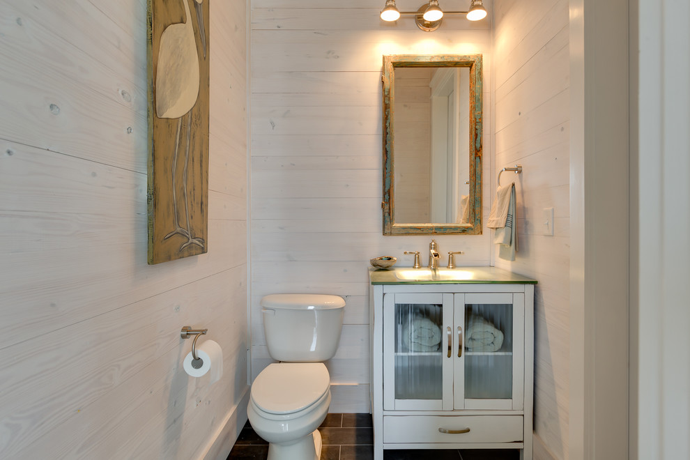 Idée de décoration pour une salle de bain marine avec un placard à porte shaker, des portes de placard blanches, un lavabo encastré et un mur blanc.