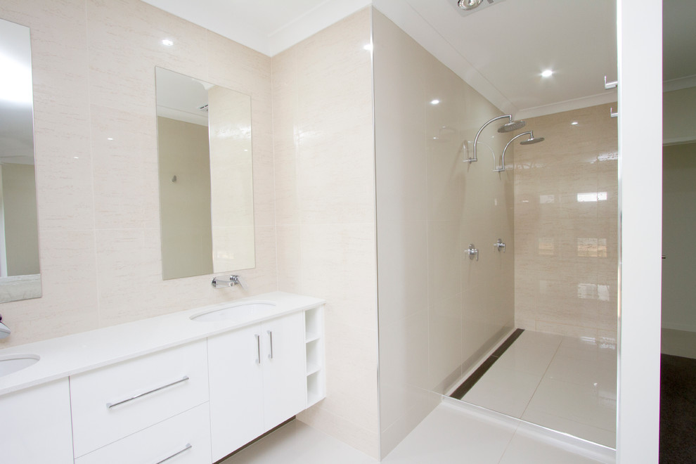 Inspiration för mellanstora moderna vitt en-suite badrum, med vita skåp, ett undermonterad handfat, öppna hyllor, en öppen dusch, beige kakel, keramikplattor, klinkergolv i keramik och vitt golv