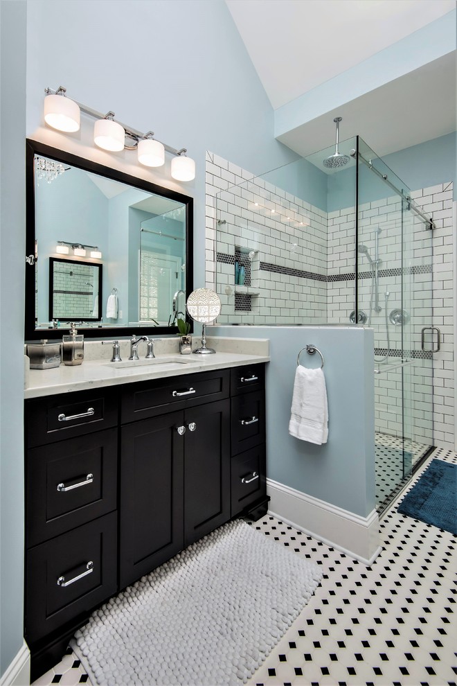 На фото: ванная комната в стиле неоклассика (современная классика) с фасадами в стиле шейкер, черными фасадами, угловым душем, белой плиткой, плиткой кабанчик, синими стенами, душевой кабиной, врезной раковиной, разноцветным полом и душем с раздвижными дверями
