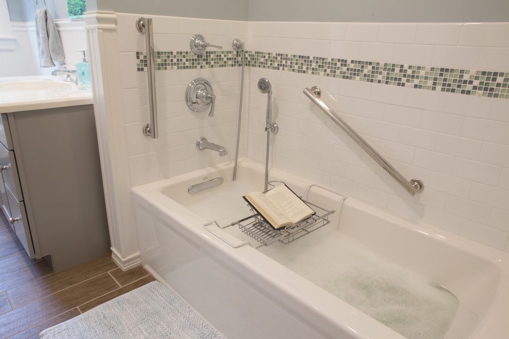 Mittelgroßes Maritimes Badezimmer En Suite mit Schrankfronten im Shaker-Stil, grauen Schränken, Mineralwerkstoff-Waschtisch, weißen Fliesen, Metrofliesen und Keramikboden in Boston