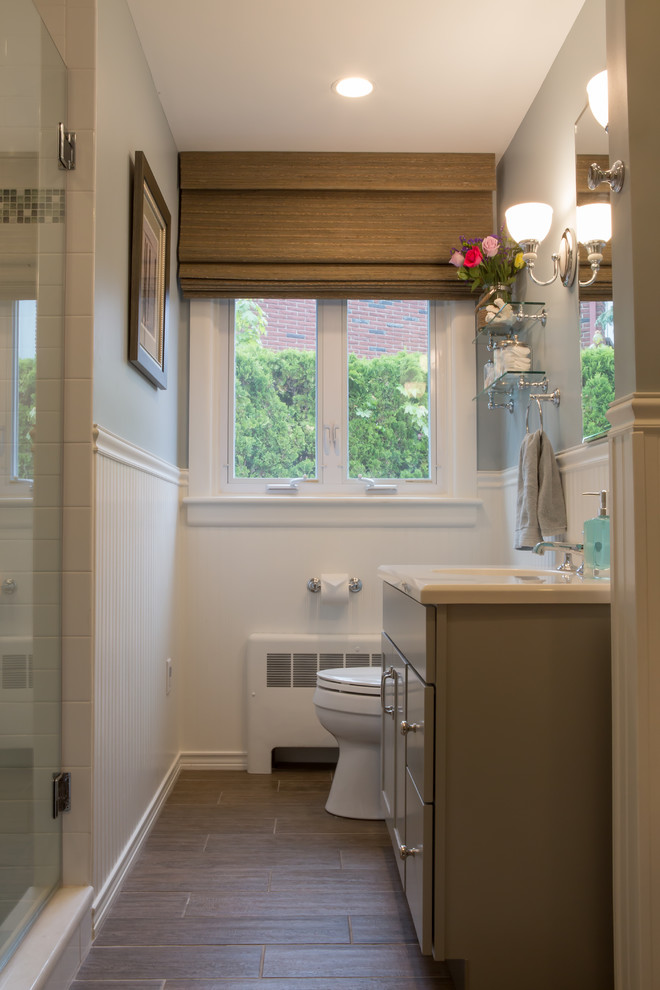На фото: главная ванная комната среднего размера в классическом стиле с фасадами в стиле шейкер, серыми фасадами, столешницей из искусственного камня, белой плиткой, плиткой кабанчик и полом из керамической плитки с