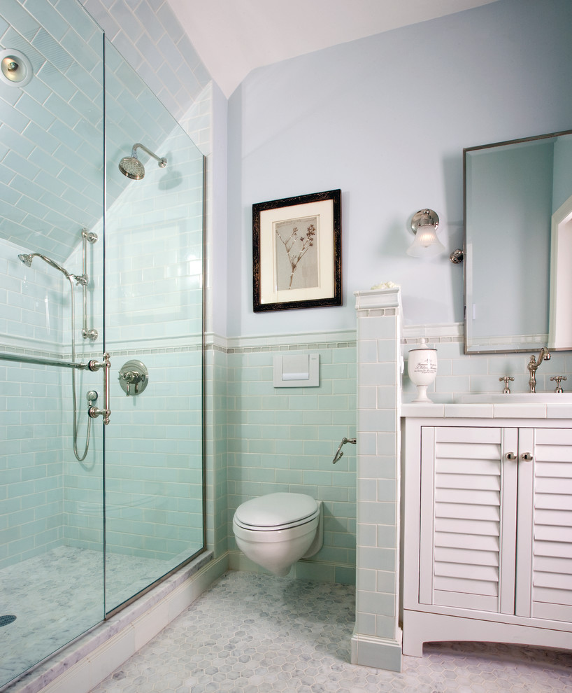 Foto de cuarto de baño principal marinero de tamaño medio con sanitario de pared, baldosas y/o azulejos azules, paredes azules y ducha esquinera