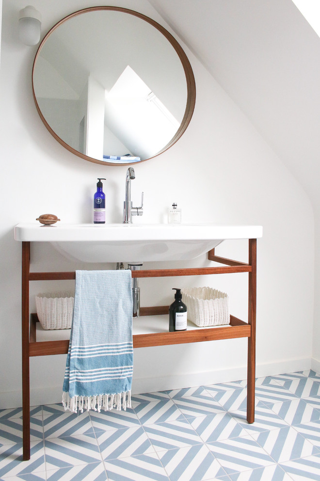 Inspiration för mellanstora maritima badrum med dusch, med vita väggar, ett konsol handfat, blått golv, öppna hyllor, skåp i mörkt trä, cementgolv, en öppen dusch och med dusch som är öppen