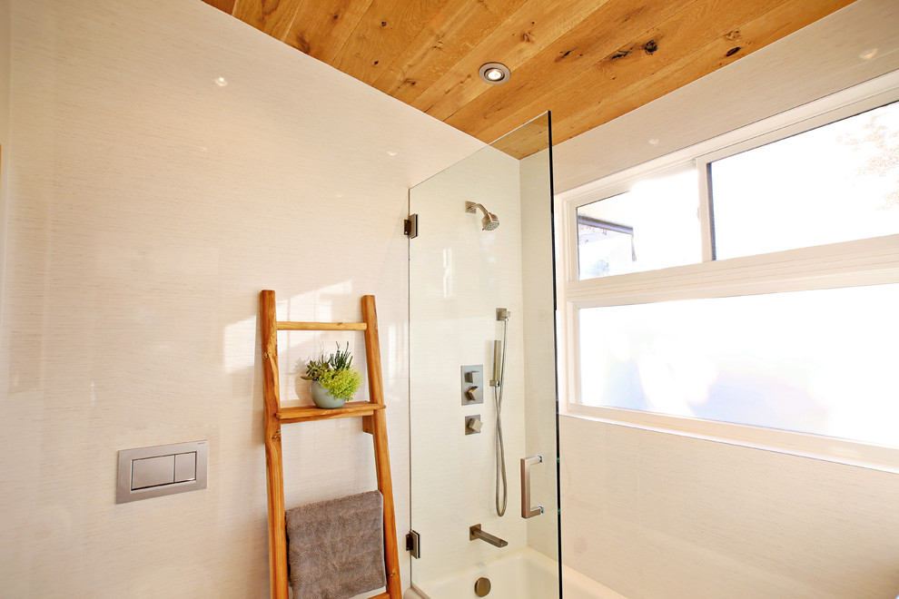 Стильный дизайн: маленькая ванная комната в морском стиле с плоскими фасадами, светлыми деревянными фасадами, накладной ванной, душем в нише, инсталляцией, белой плиткой, керамогранитной плиткой, белыми стенами, полом из керамогранита, душевой кабиной, настольной раковиной, столешницей из искусственного кварца, серым полом, душем с раздвижными дверями и белой столешницей для на участке и в саду - последний тренд