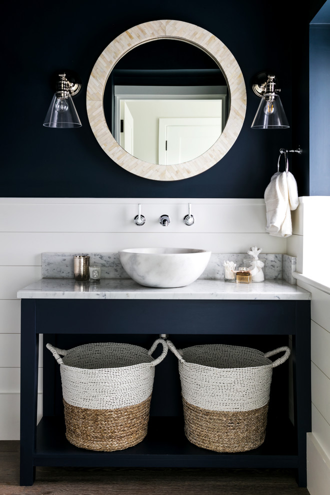 Maritimes Badezimmer mit blauer Wandfarbe, dunklem Holzboden, Aufsatzwaschbecken, Marmor-Waschbecken/Waschtisch, braunem Boden und weißer Waschtischplatte in London