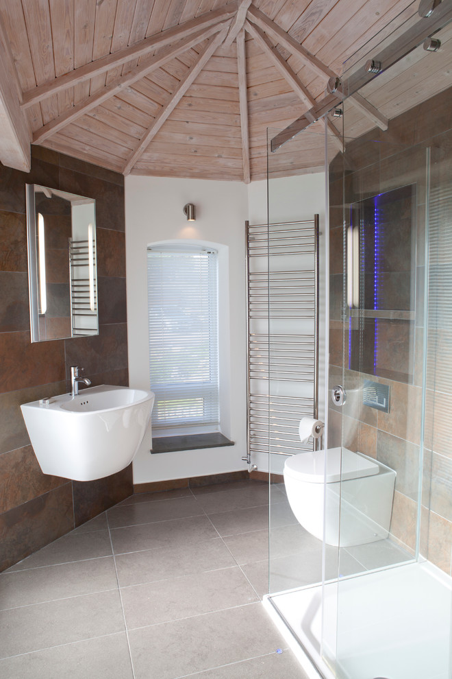 Источник вдохновения для домашнего уюта: ванная комната в морском стиле с подвесной раковиной