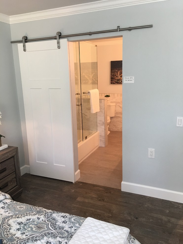 Kleines Maritimes Badezimmer mit Eckdusche, brauner Wandfarbe und Zementfliesen für Boden in Orange County