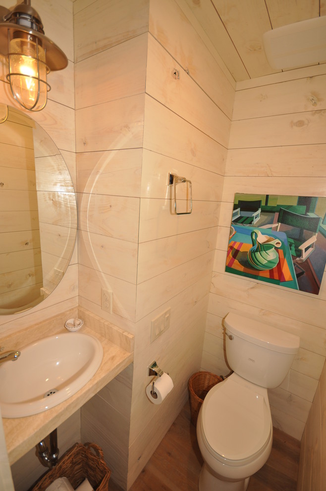 Kleines Maritimes Badezimmer mit Duschnische, weißer Wandfarbe und hellem Holzboden in Houston