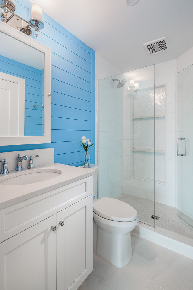 Пример оригинального дизайна: маленькая детская ванная комната в морском стиле с фасадами с утопленной филенкой, белыми фасадами, раздельным унитазом, белой плиткой, керамогранитной плиткой, синими стенами, полом из керамогранита, врезной раковиной, столешницей из кварцита, бежевым полом и бежевой столешницей для на участке и в саду