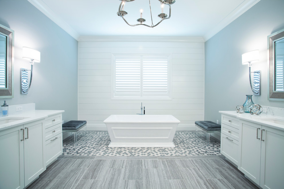 Esempio di una grande stanza da bagno padronale stile marino con ante bianche, pareti grigie e pavimento grigio