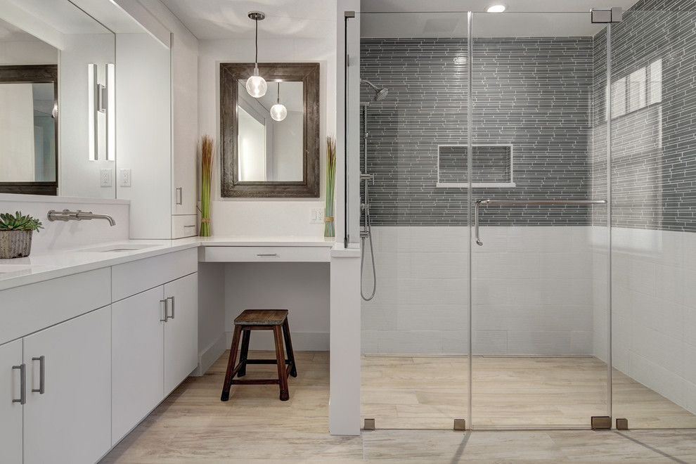 Foto di una stanza da bagno chic con lavabo sottopiano, ante lisce, ante bianche, piastrelle grigie e pareti bianche