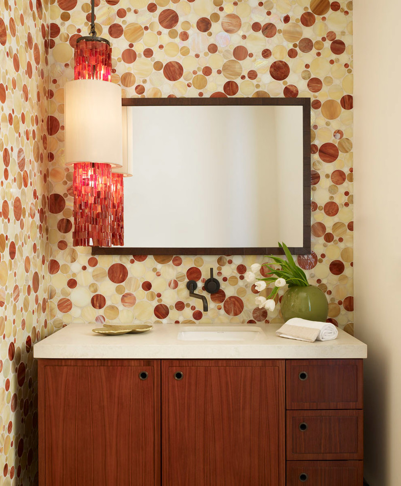 Foto på ett tropiskt badrum, med skåp i mellenmörkt trä och flerfärgade väggar