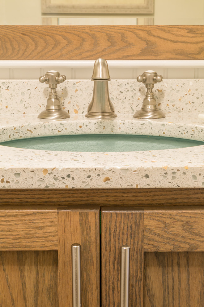 Esempio di una stanza da bagno stile marinaro con doccia ad angolo, piastrelle beige e porta doccia a battente
