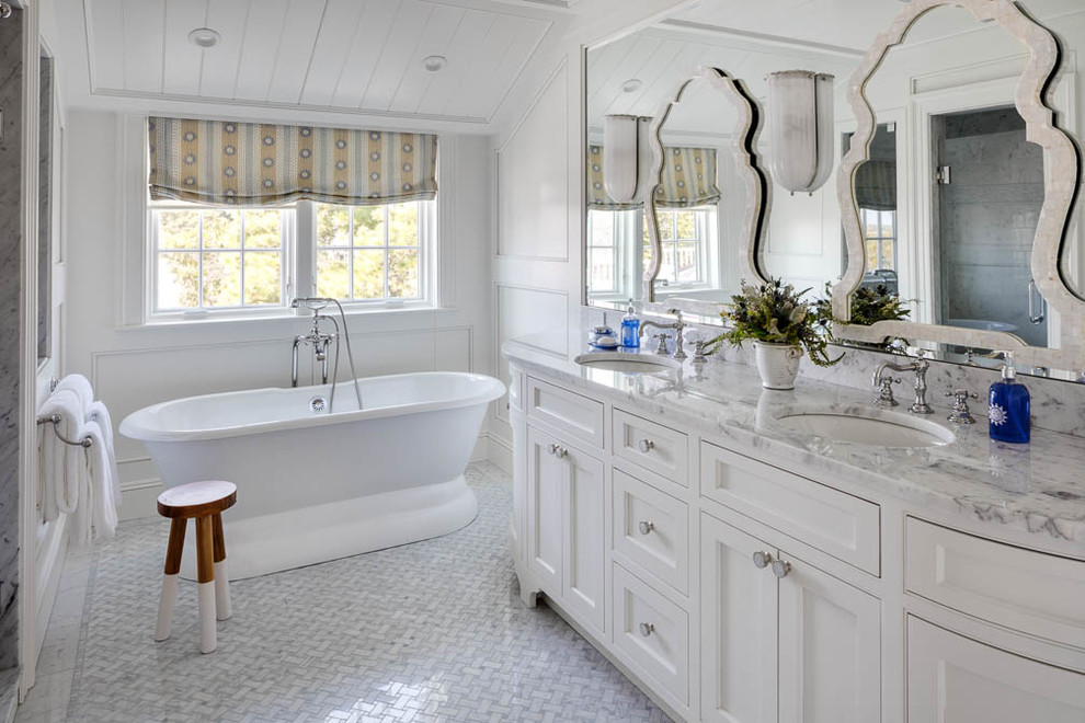 На фото: большая главная ванная комната в морском стиле с фасадами в стиле шейкер, белыми фасадами, отдельно стоящей ванной, душем в нише, белой плиткой, белыми стенами, полом из мозаичной плитки, врезной раковиной и мраморной столешницей с