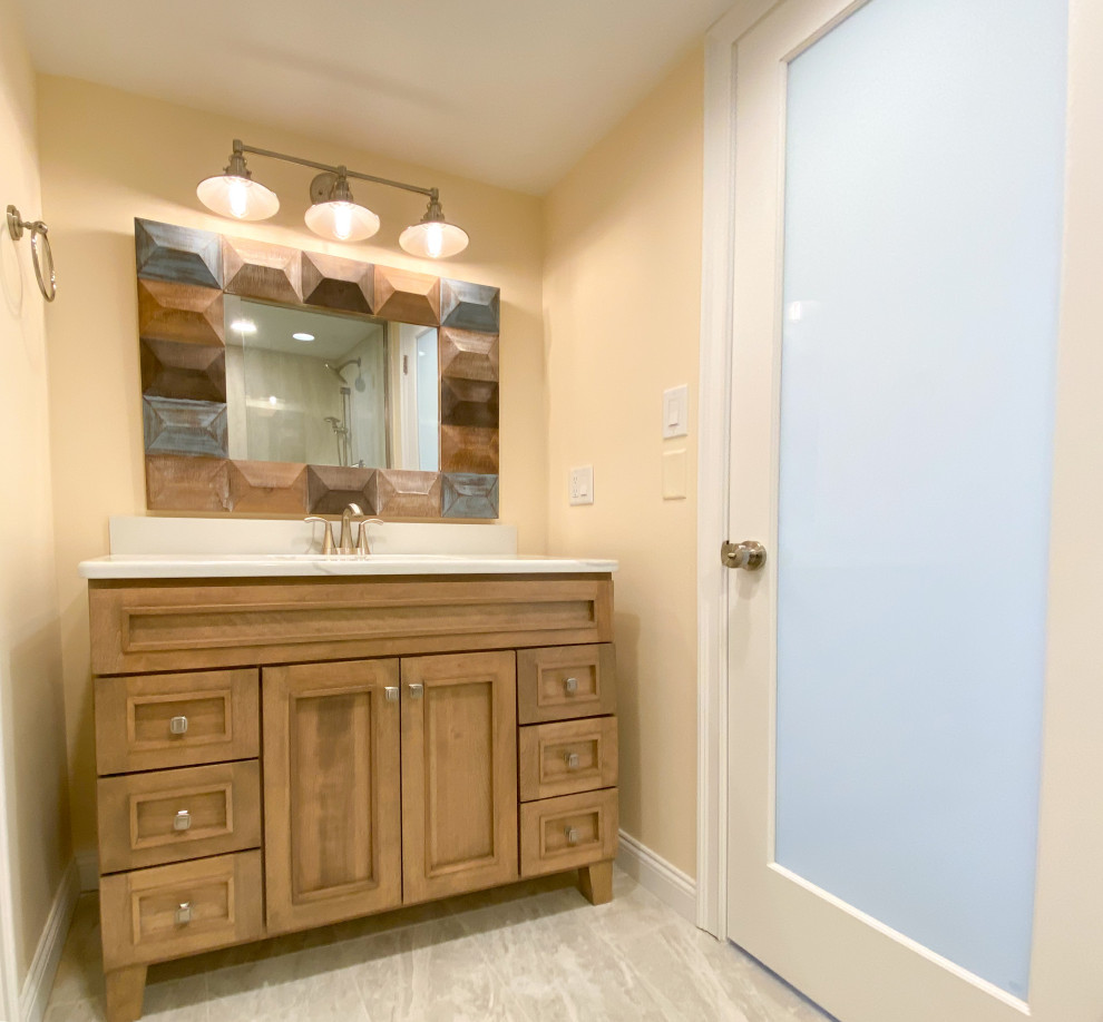 Idée de décoration pour une petite salle de bain principale marine en bois brun avec un carrelage beige, un mur jaune, un sol en carrelage de céramique, un plan de toilette en quartz, un sol beige, un plan de toilette blanc, meuble simple vasque et meuble-lavabo sur pied.