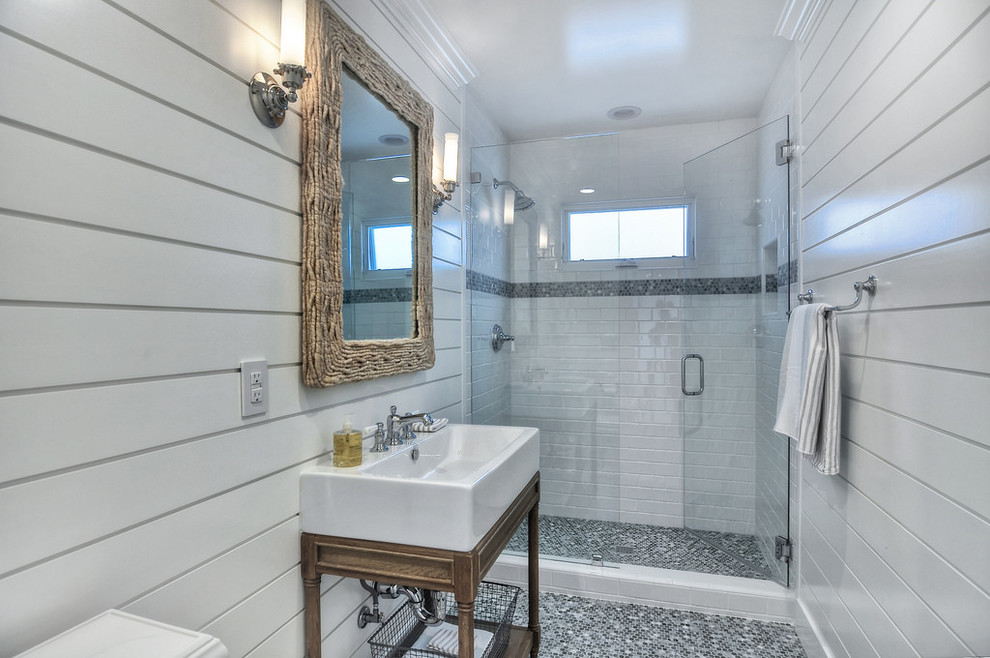 Mittelgroßes Maritimes Duschbad mit Einbaubadewanne, offener Dusche, Toilette mit Aufsatzspülkasten, weißen Fliesen, Steinfliesen, weißer Wandfarbe, Mosaik-Bodenfliesen und Trogwaschbecken in Orange County