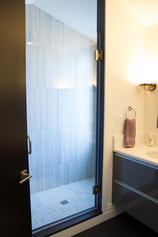 Источник вдохновения для домашнего уюта: ванная комната среднего размера в современном стиле с плоскими фасадами, серыми фасадами, душем в нише, раздельным унитазом, белой плиткой, керамогранитной плиткой, белыми стенами, полом из керамогранита, душевой кабиной, врезной раковиной, столешницей из искусственного кварца, серым полом, душем с распашными дверями и белой столешницей