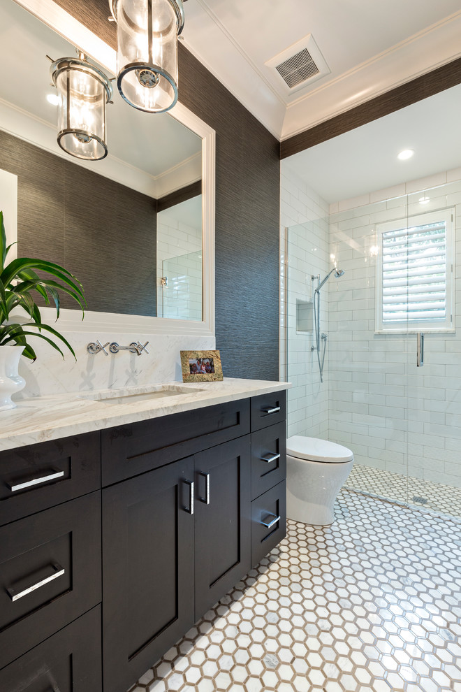 Modelo de cuarto de baño clásico renovado con baldosas y/o azulejos blancos, baldosas y/o azulejos de cerámica, paredes grises, suelo con mosaicos de baldosas y encimera de mármol