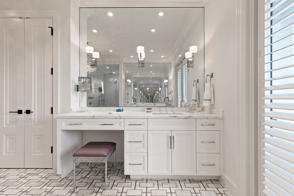 Klassisk inredning av ett stort en-suite badrum, med vita skåp, ett fristående badkar, vit kakel, keramikplattor, vita väggar, mosaikgolv, ett undermonterad handfat och marmorbänkskiva