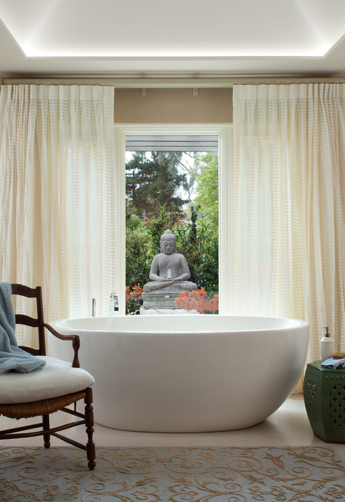 サンディエゴにあるコンテンポラリースタイルのおしゃれな浴室 (置き型浴槽) の写真