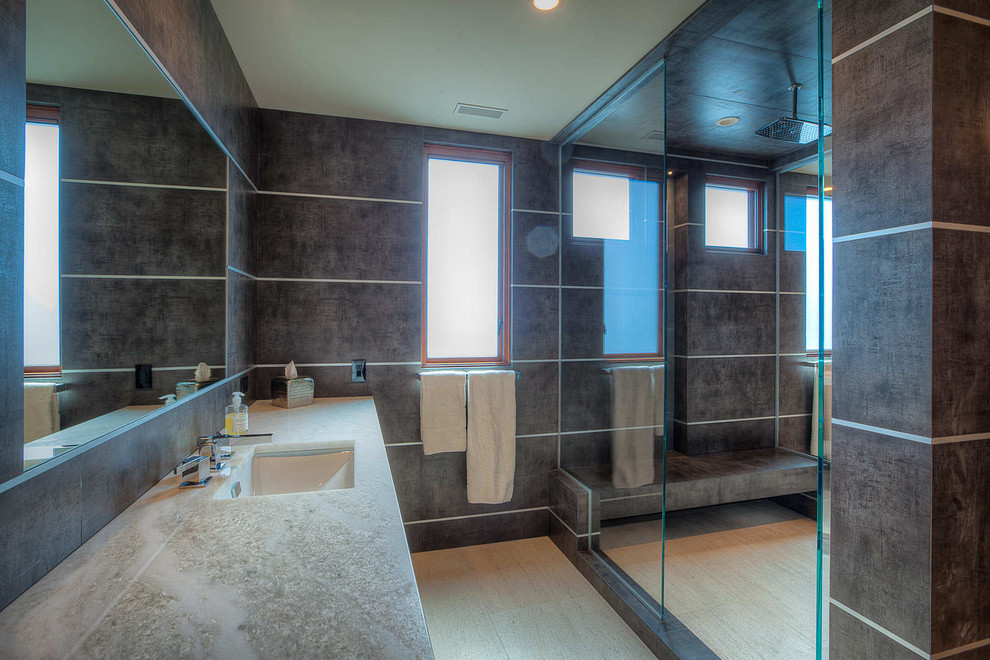 Idéer för ett stort modernt en-suite badrum, med ett undermonterad handfat, skåp i shakerstil, skåp i mellenmörkt trä, marmorbänkskiva, en öppen dusch, kalkstensgolv, svart kakel, porslinskakel och svarta väggar