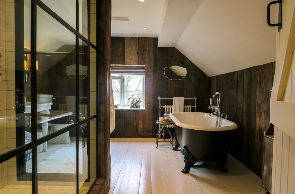 На фото: большая главная ванная комната в классическом стиле с ванной на ножках, раздельным унитазом, белой плиткой, керамической плиткой, белыми стенами, деревянным полом, консольной раковиной, белым полом и душем с распашными дверями с