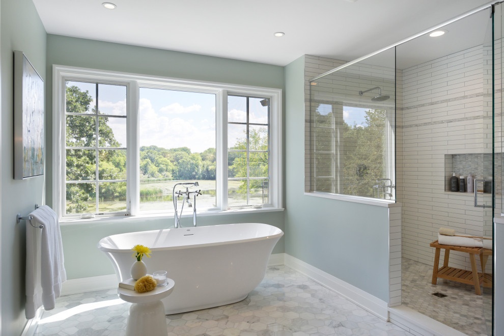 Diseño de cuarto de baño marinero con bañera exenta, paredes grises y suelo blanco