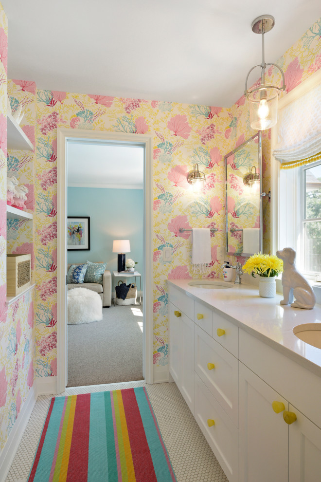Immagine di una stanza da bagno per bambini costiera con ante in stile shaker, ante bianche, pareti multicolore, pavimento con piastrelle a mosaico, lavabo sottopiano, pavimento bianco e top bianco