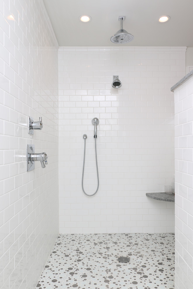 Großes Maritimes Badezimmer En Suite mit offener Dusche, weißen Fliesen, Metrofliesen und Mosaik-Bodenfliesen in Sonstige