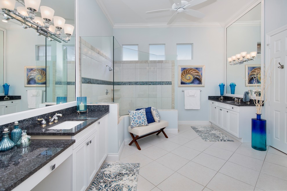 Esempio di una grande stanza da bagno padronale classica con ante con riquadro incassato, ante bianche, WC monopezzo, piastrelle blu, piastrelle di vetro, pareti blu, pavimento in gres porcellanato, lavabo sottopiano e top in granito